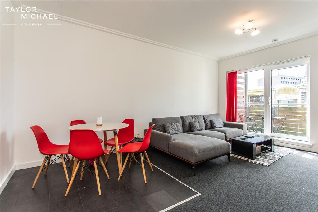 Property photo 3 of 19 Lounge