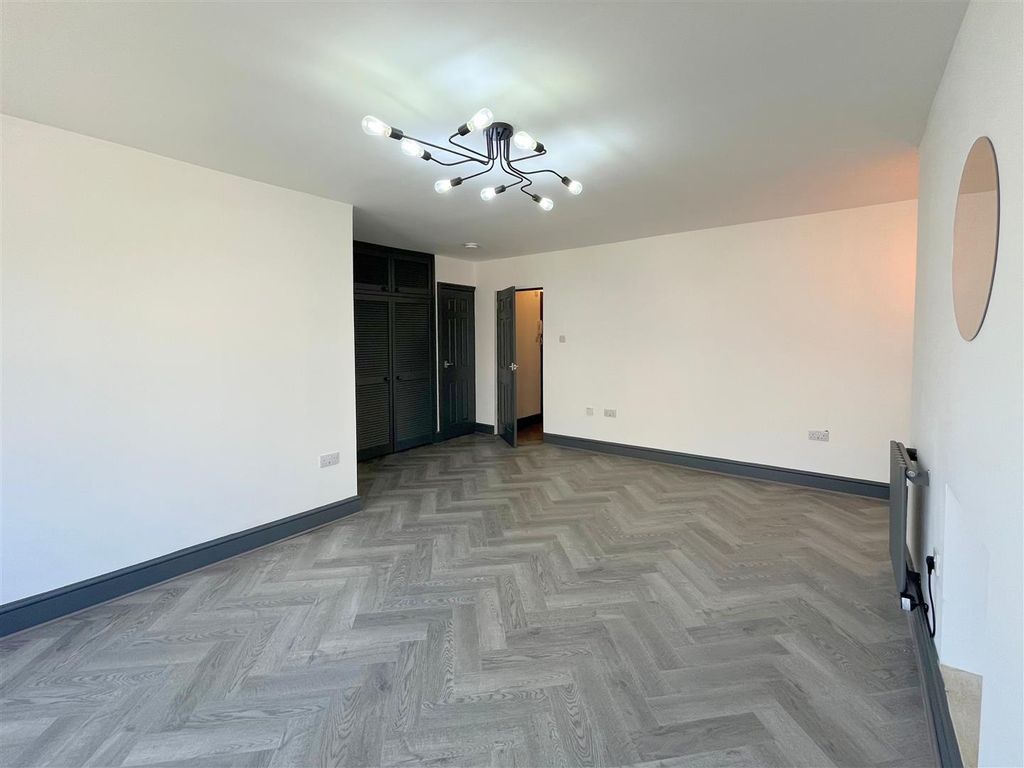 Property photo 3 of 10 Living Space
