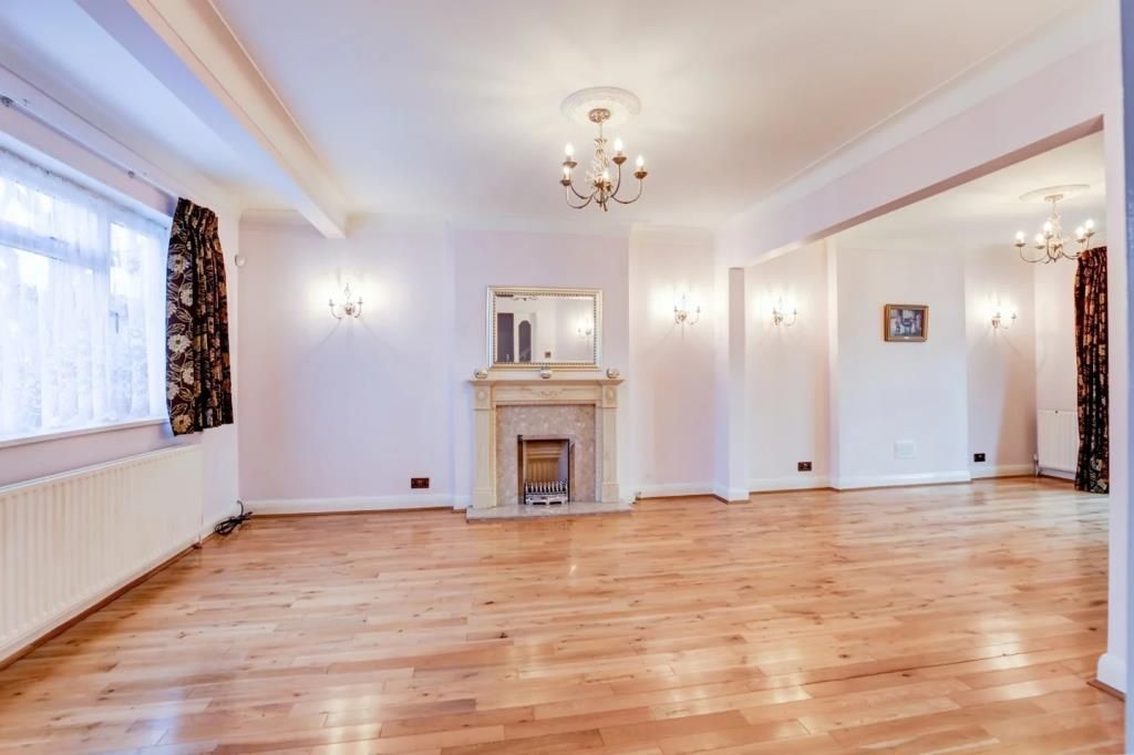 Property photo 3 of 20 Living Room