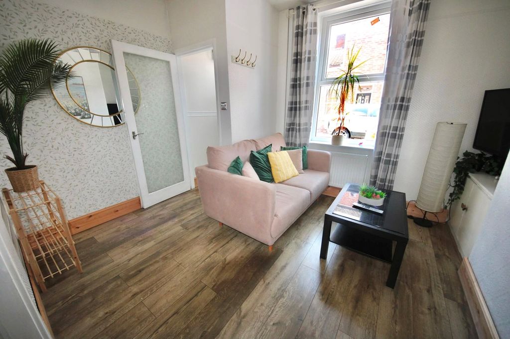 Property photo 2 of 12 Lounge