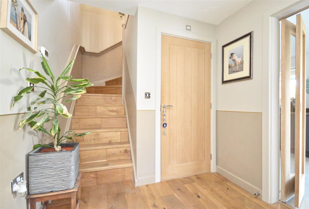 Property photo 3 of 19 Entrance Hall