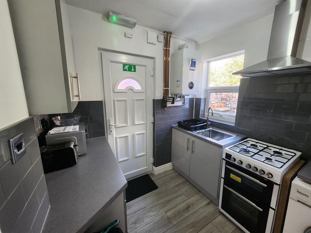 Property photo 2 of 12 Bright Modern Kitchen With A Gas Cooker, Extractor...