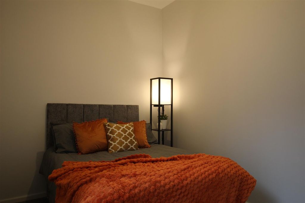 Property photo 2 of 5 Bedroom