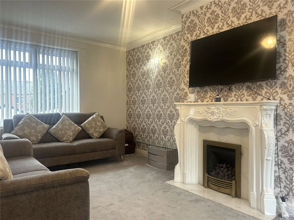 Property photo 3 of 12 Lounge