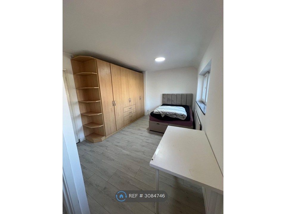 Property photo 1 of 4 Room 1 Double Bed With Tv