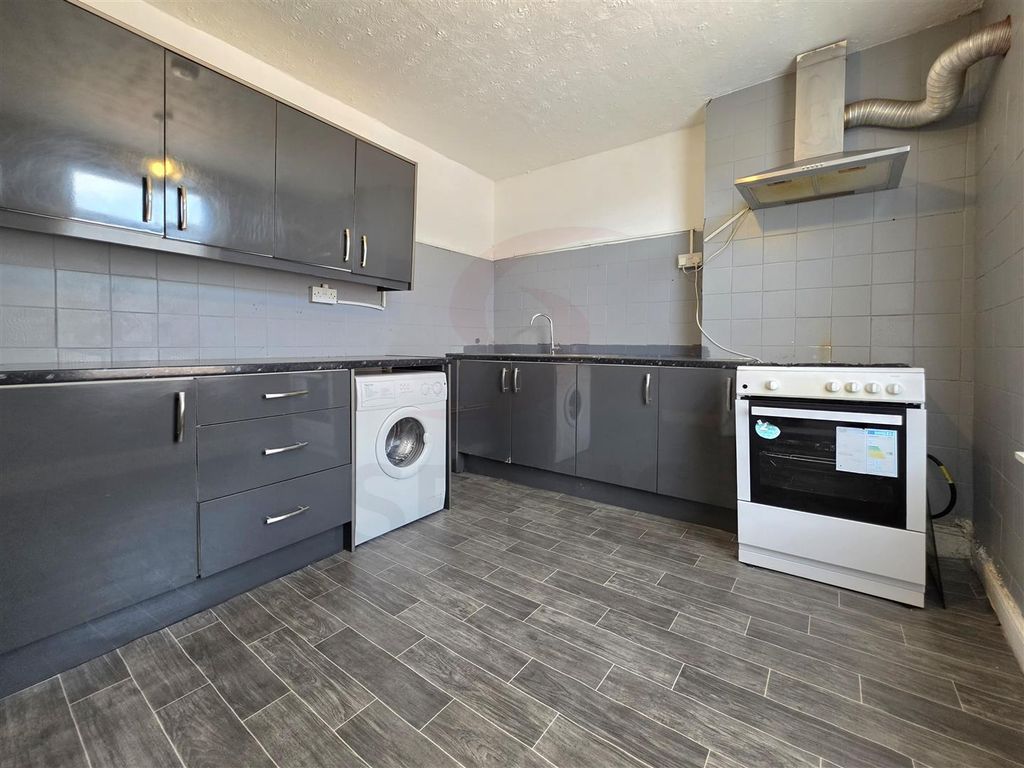 Property photo 3 of 8 Kitchen
