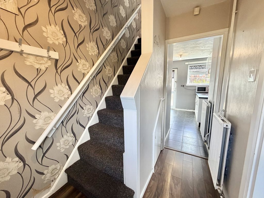 Property photo 3 of 9 Entrance Hall