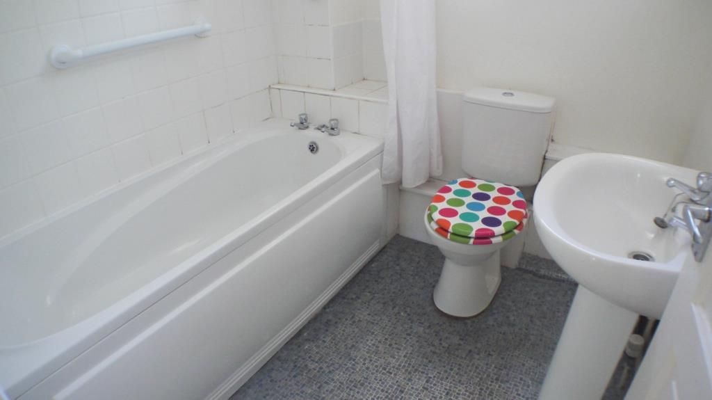 Property photo 3 of 9 Bathroom
