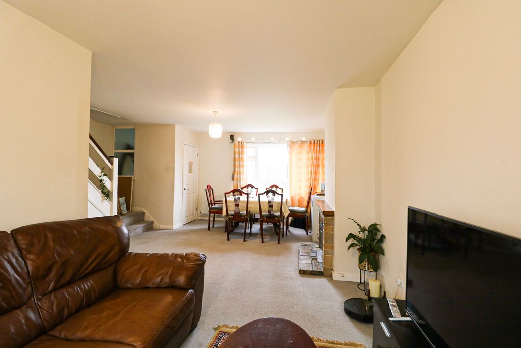 Property photo 3 of 10 Lounge/Dining