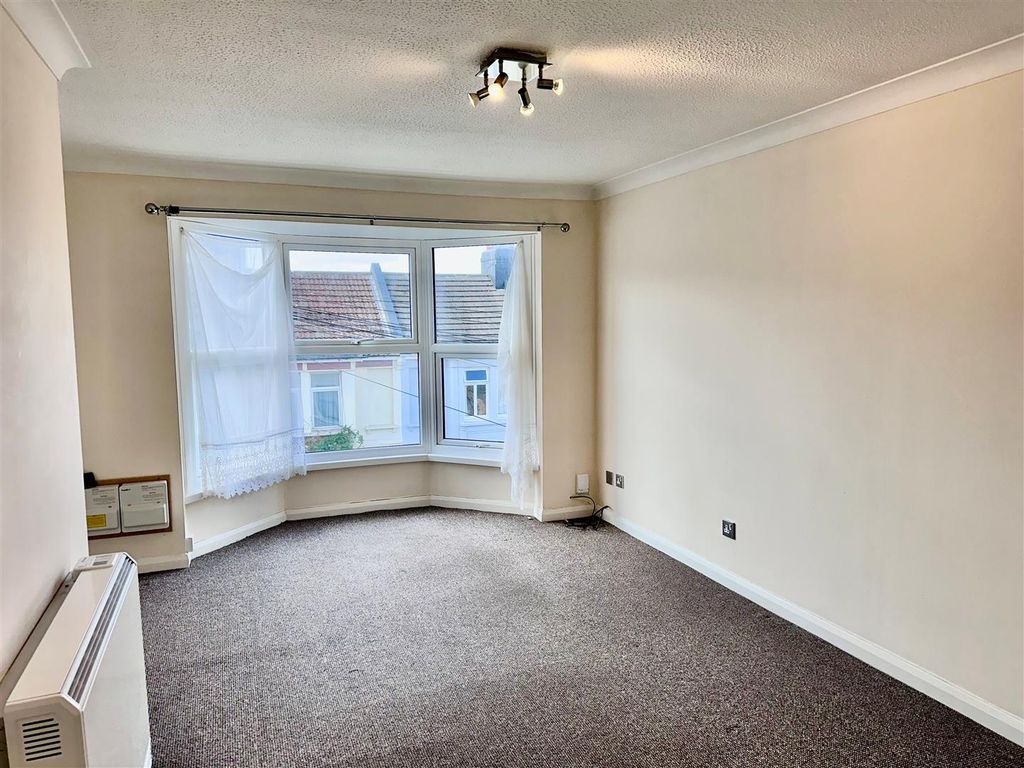 Property photo 2 of 11 Living/Dining Room