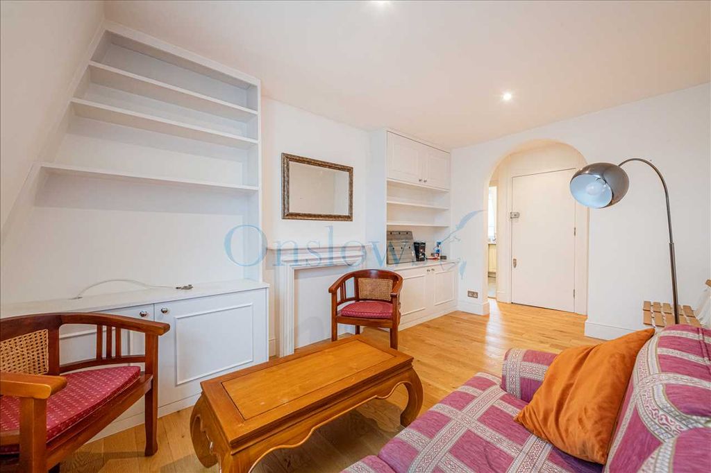 Property photo 3 of 11 Lounge