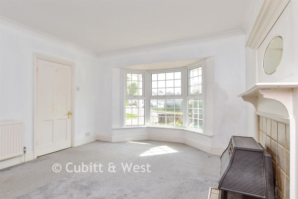 Property photo 1 of 14 Lounge