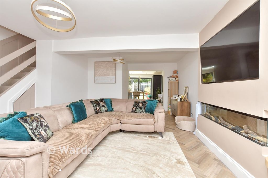 Property photo 3 of 11 Lounge/ Dining Area