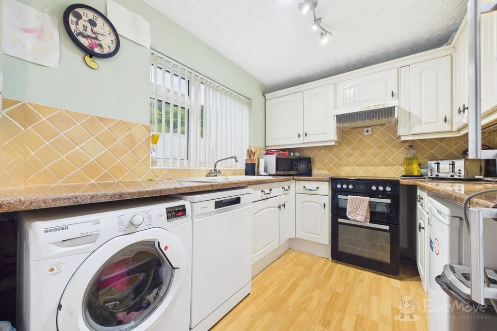 Property photo 3 of 14 Kitchen