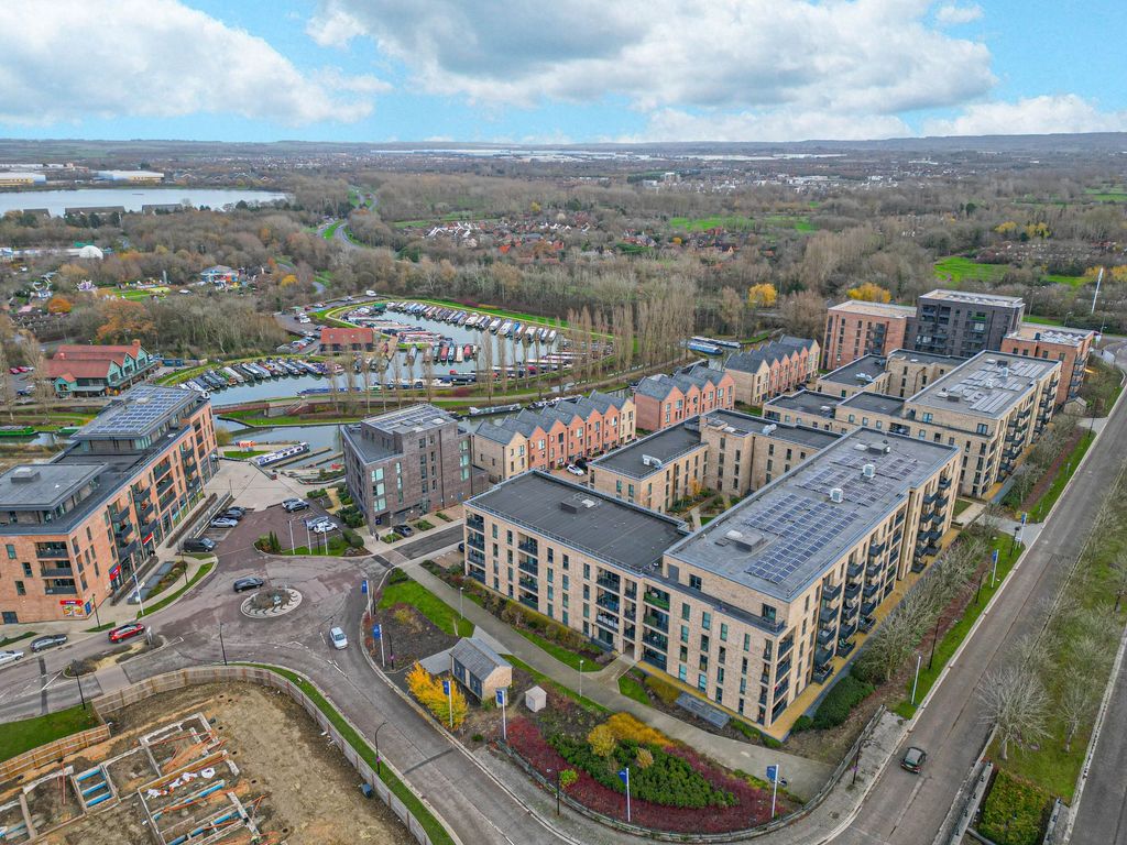 Property photo 2 of 21 Canal Side Development