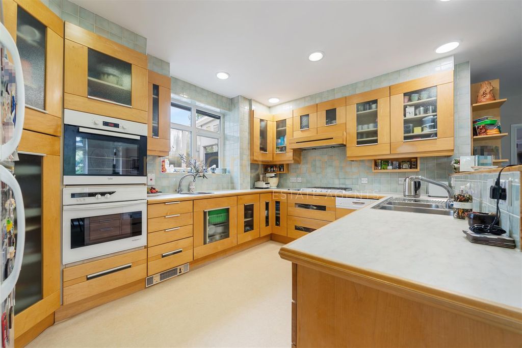 Property photo 3 of 18 2 Oakleigh Gardens Ha8 8Ea-19.Jpg