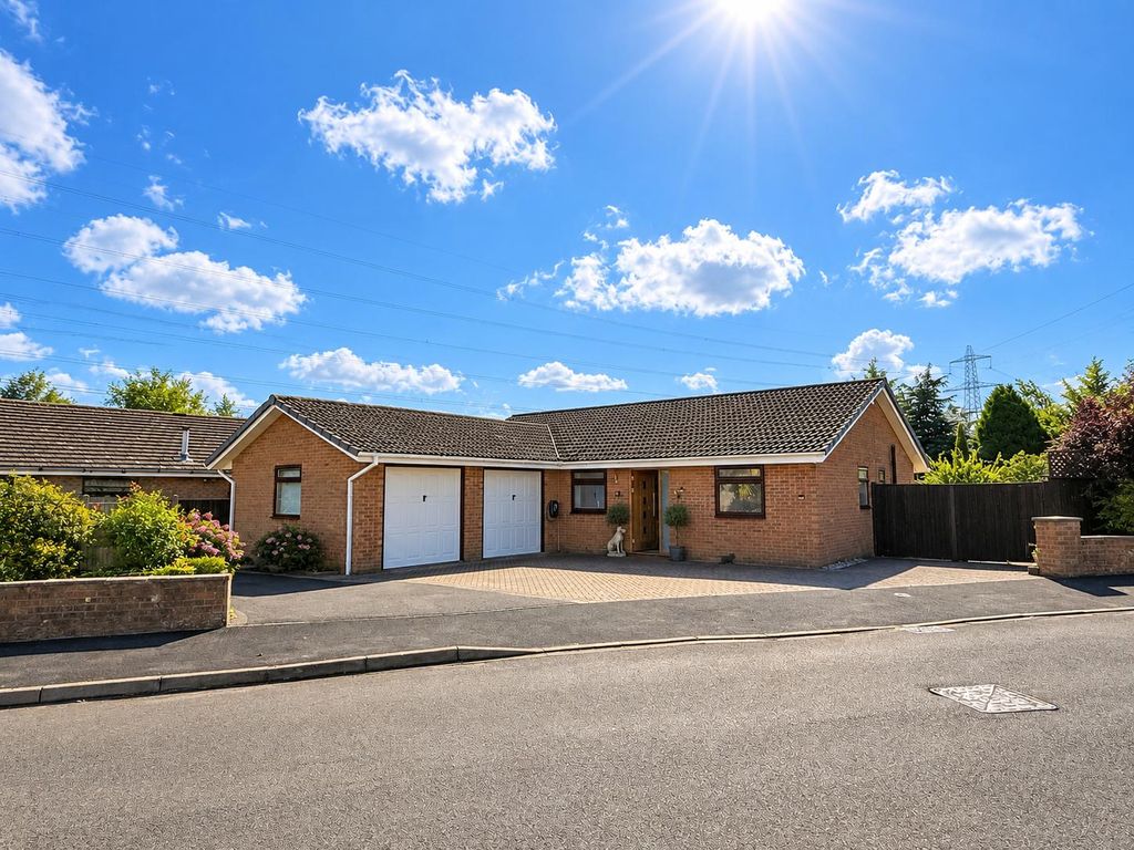 Property photo 1 of 17 Stunning Three Bedroom Bungalow