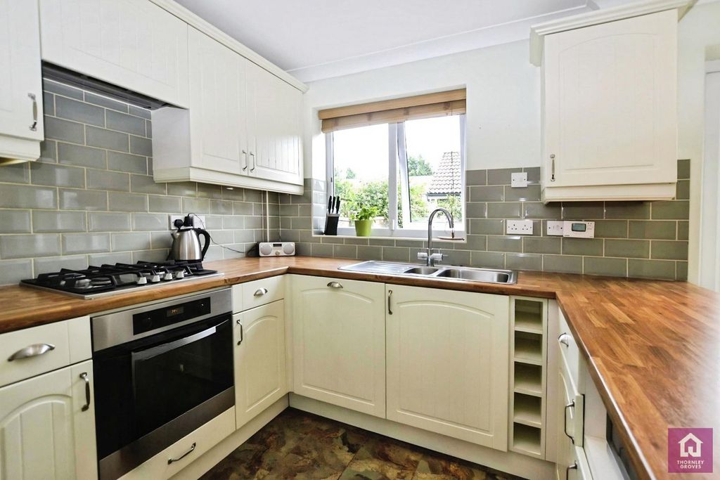 Property photo 3 of 13 Kitchen