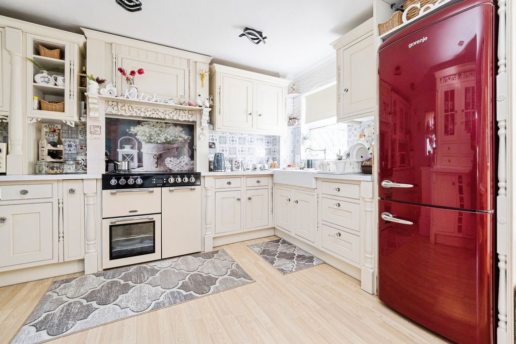 Property photo 3 of 17 Kitchen