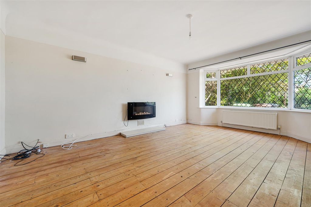 Property photo 3 of 20 Lounge