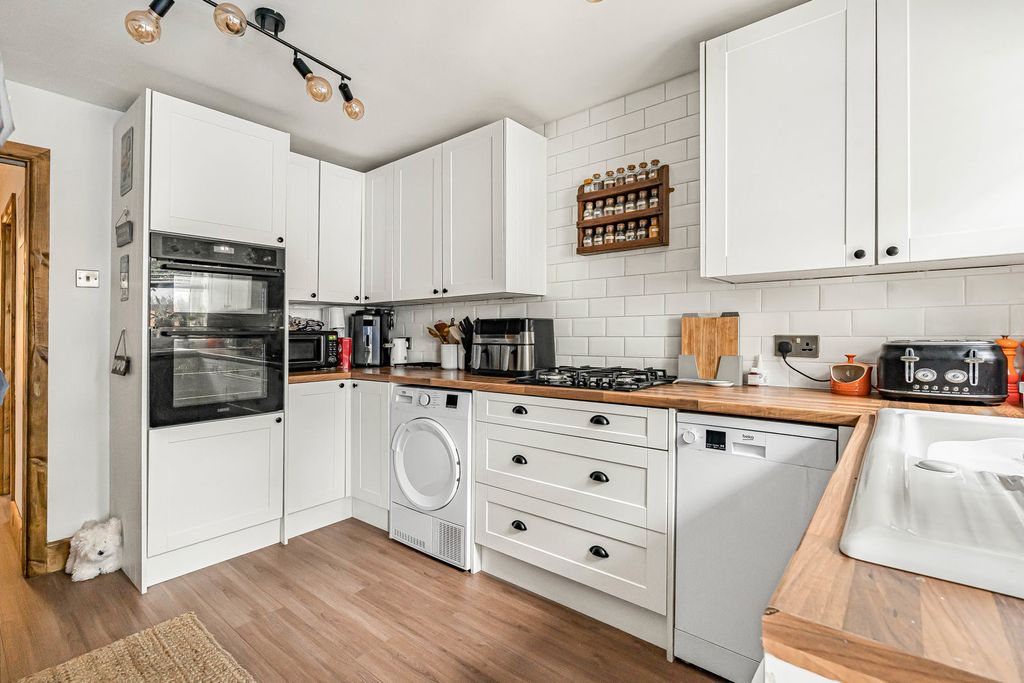 Property photo 3 of 19 Kitchen