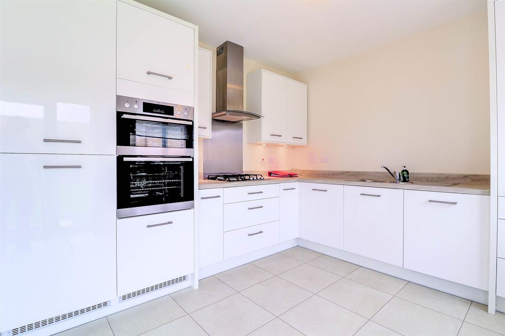 Property photo 2 of 16 4-Bed-House-Leckhampton4.Jpg