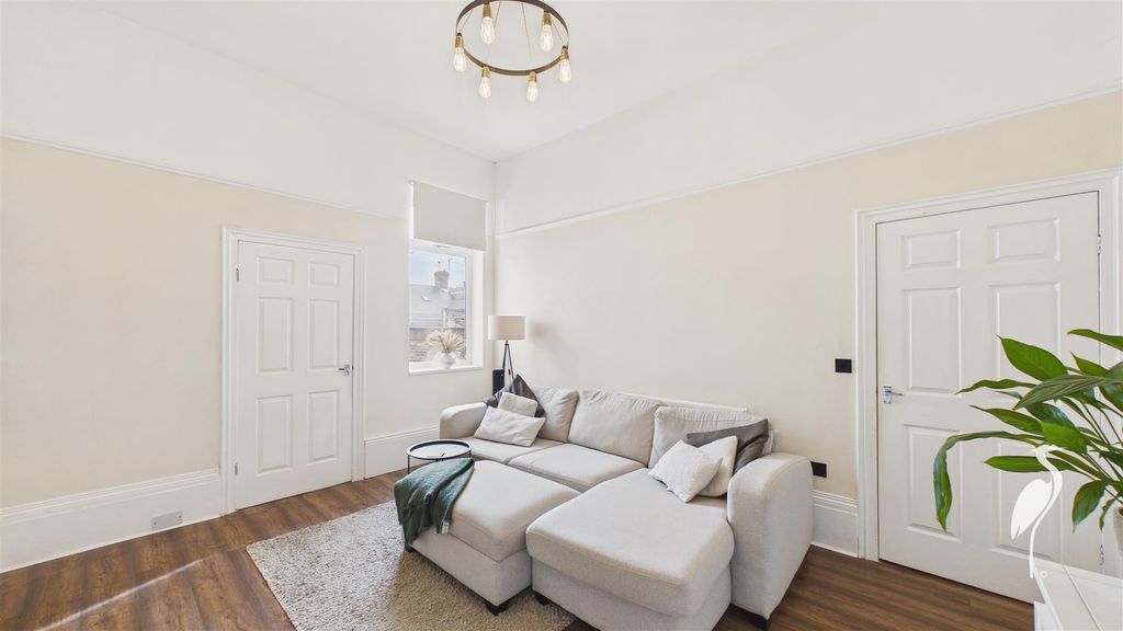 Property photo 3 of 22 Lounge