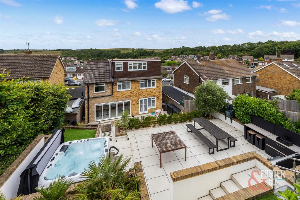 Property photo 2 of 32 Hangleton Valley Drive, 176-034.Jpg