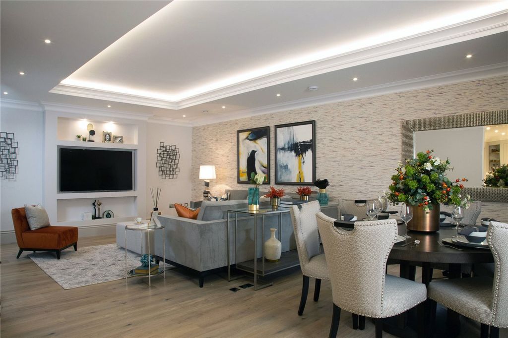 Property photo 2 of 12 Living/Dining Room