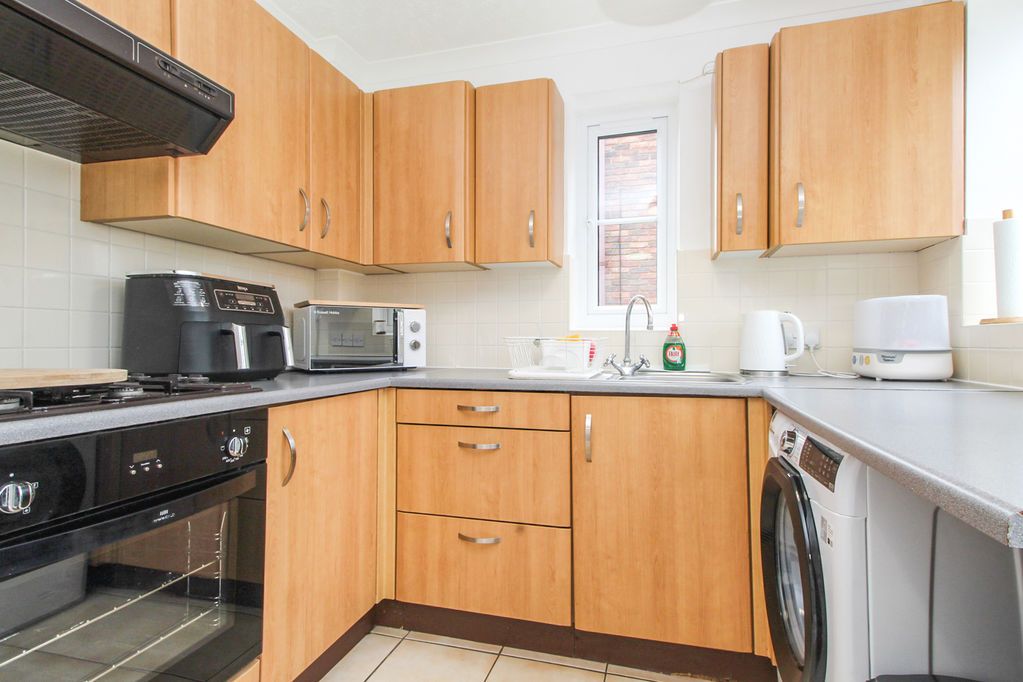 Property photo 3 of 8 Kitchen