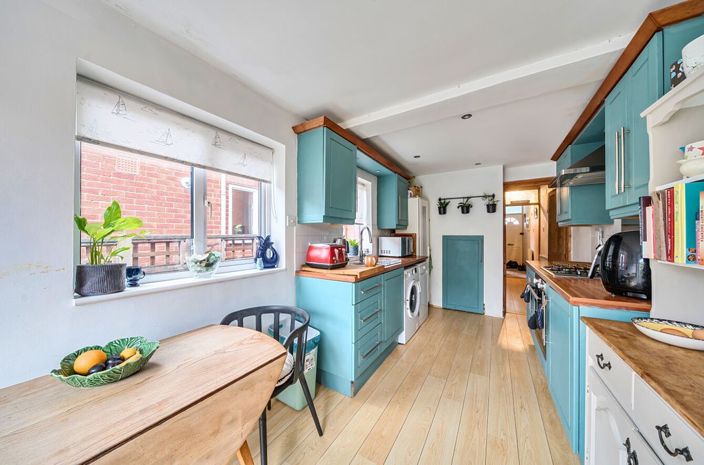 Property photo 2 of 12 1375203-21-690B5d...