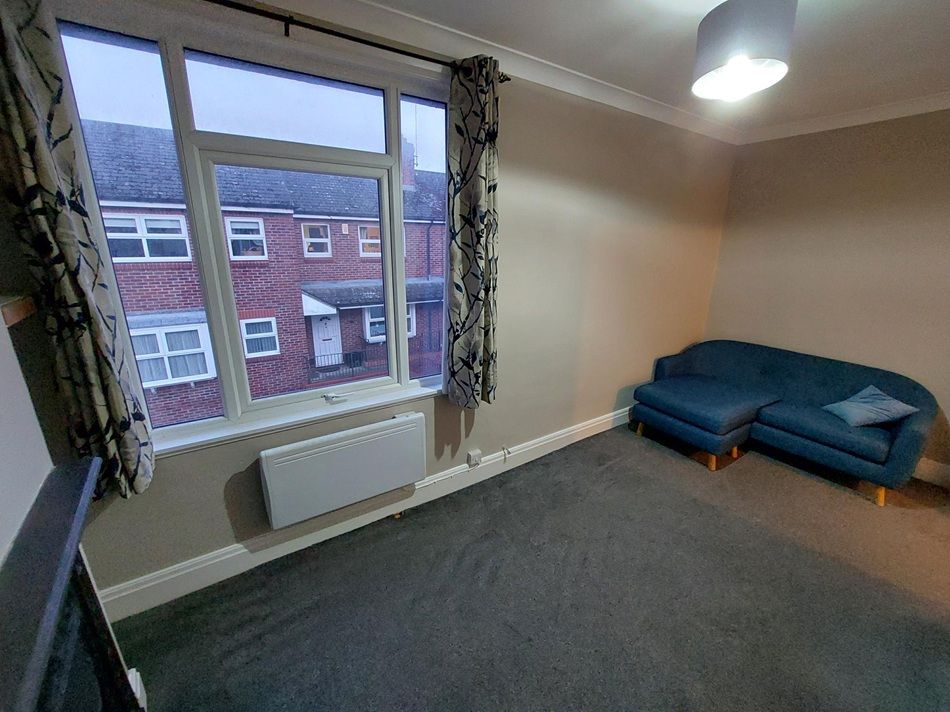 Property photo 3 of 8 Lounge