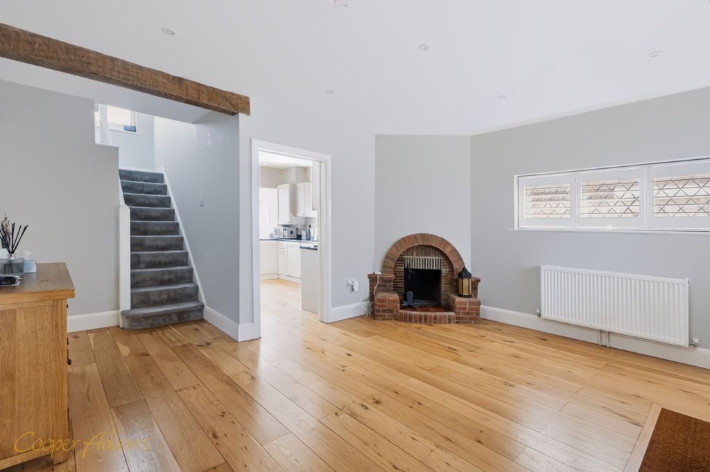 Property photo 3 of 16 Entrance Hall
