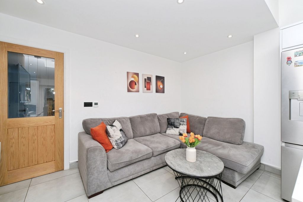 Property photo 3 of 20 Pbox-Img.Jpg