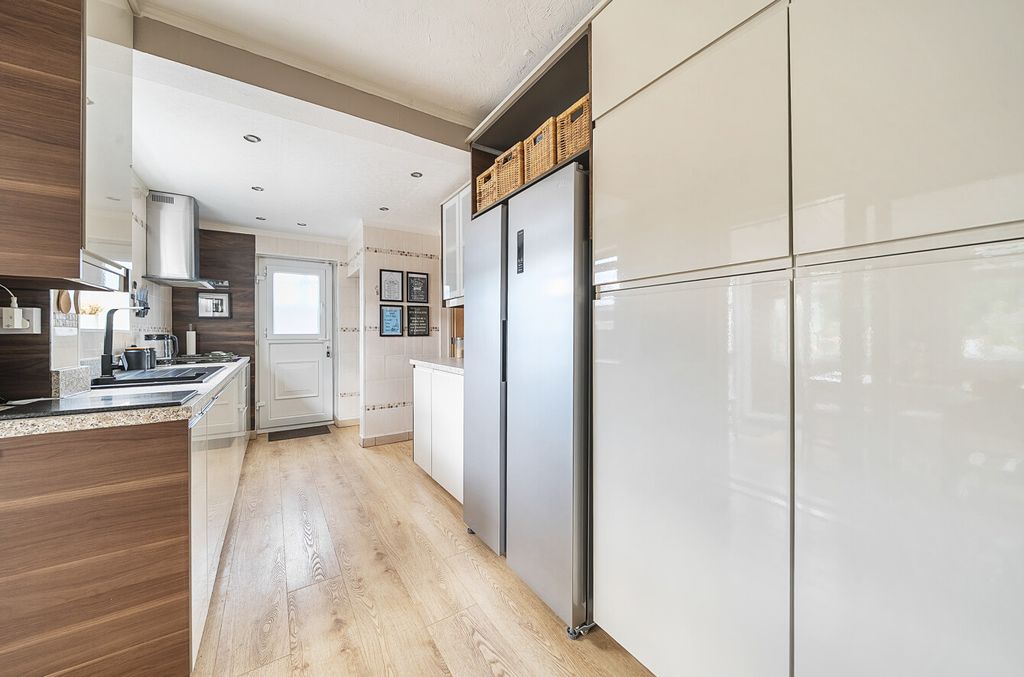 Property photo 3 of 21 1323885-12-686E64...