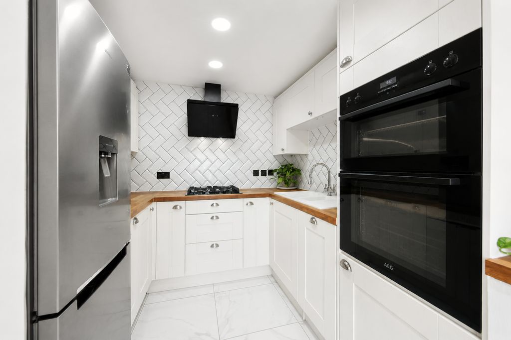 Property photo 3 of 15 Kitchen