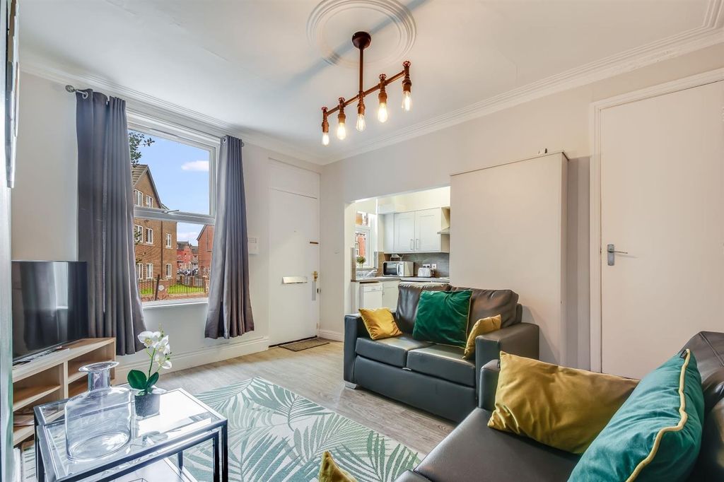 Property photo 2 of 13 Bright Modern Lounge With Stylish Decor...