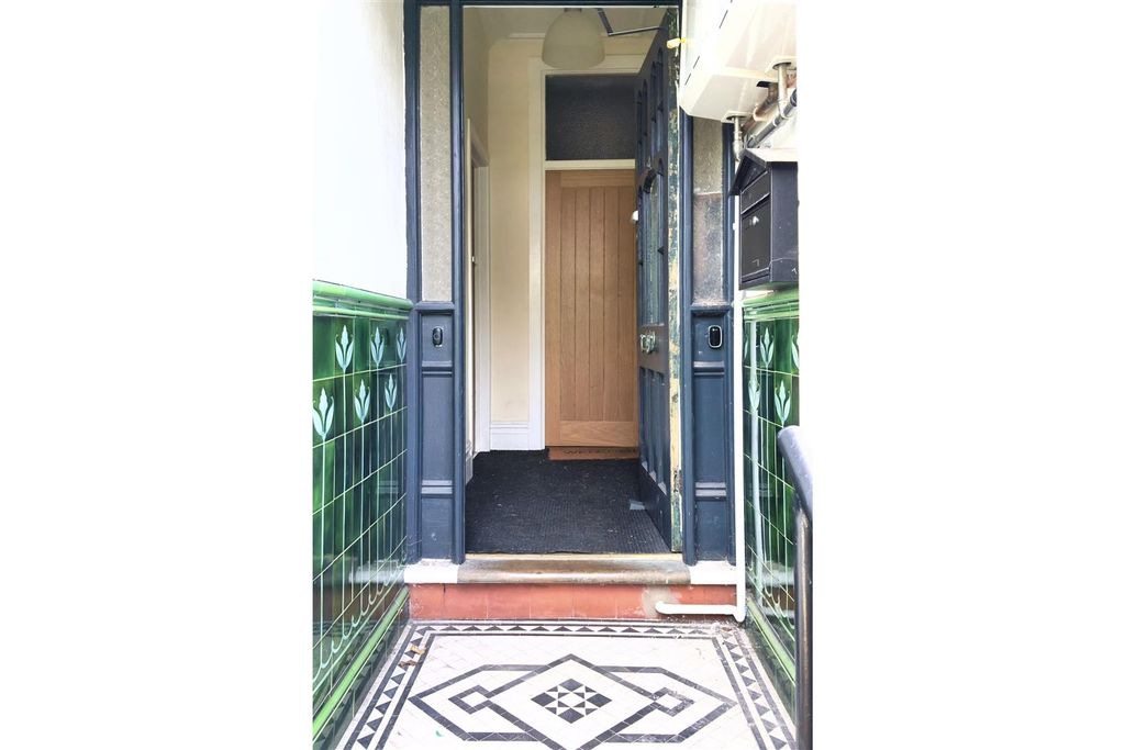 Property photo 2 of 14 Communal Entrance