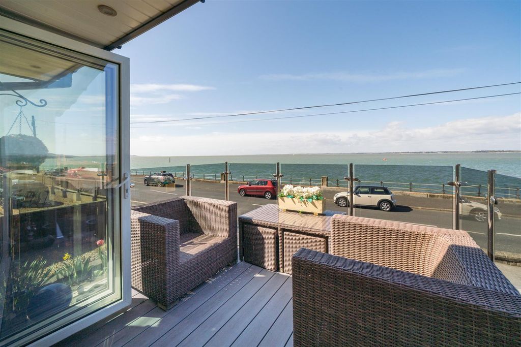 Property photo 2 of 30 Sea Frontage Balcony