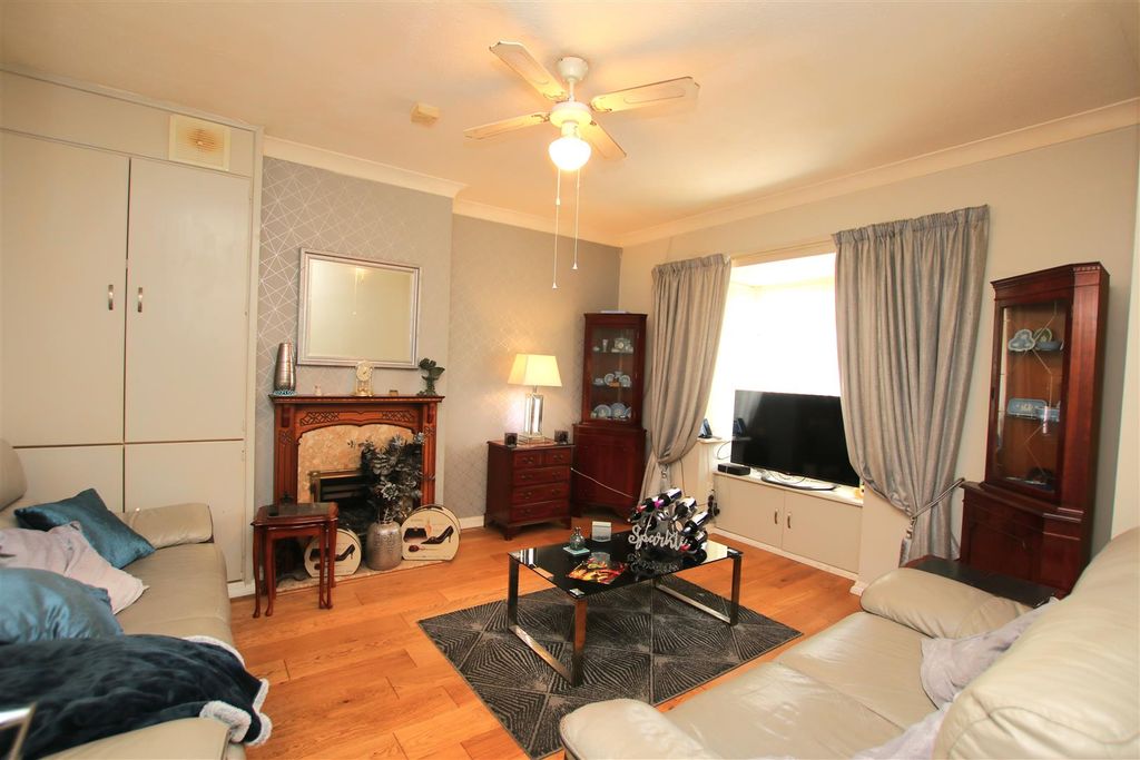 Property photo 2 of 12 Lounge