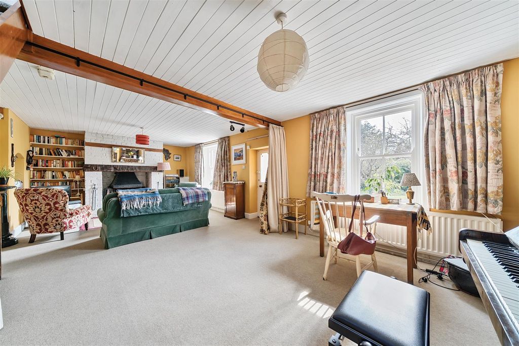 Property photo 2 of 16 Sitting Room