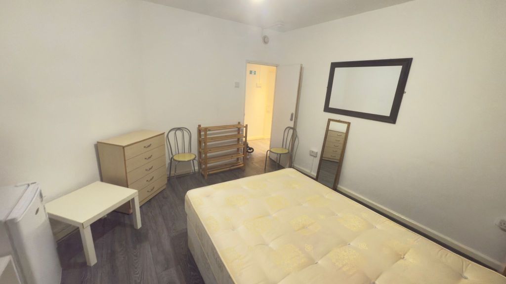Property photo 2 of 12 Studio 2- £1100 Available From 28/09/2026