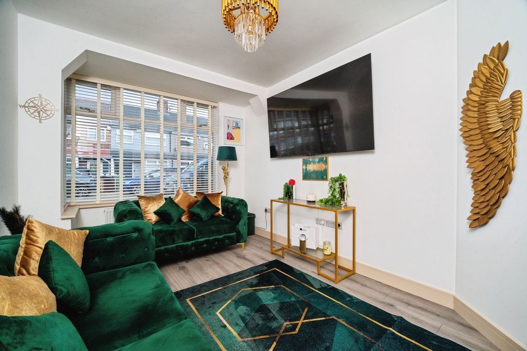 Property photo 3 of 15 Living Room