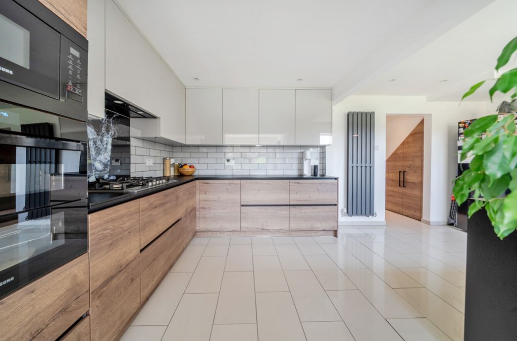 Property photo 3 of 30 1453861-7-69Fe84c978636