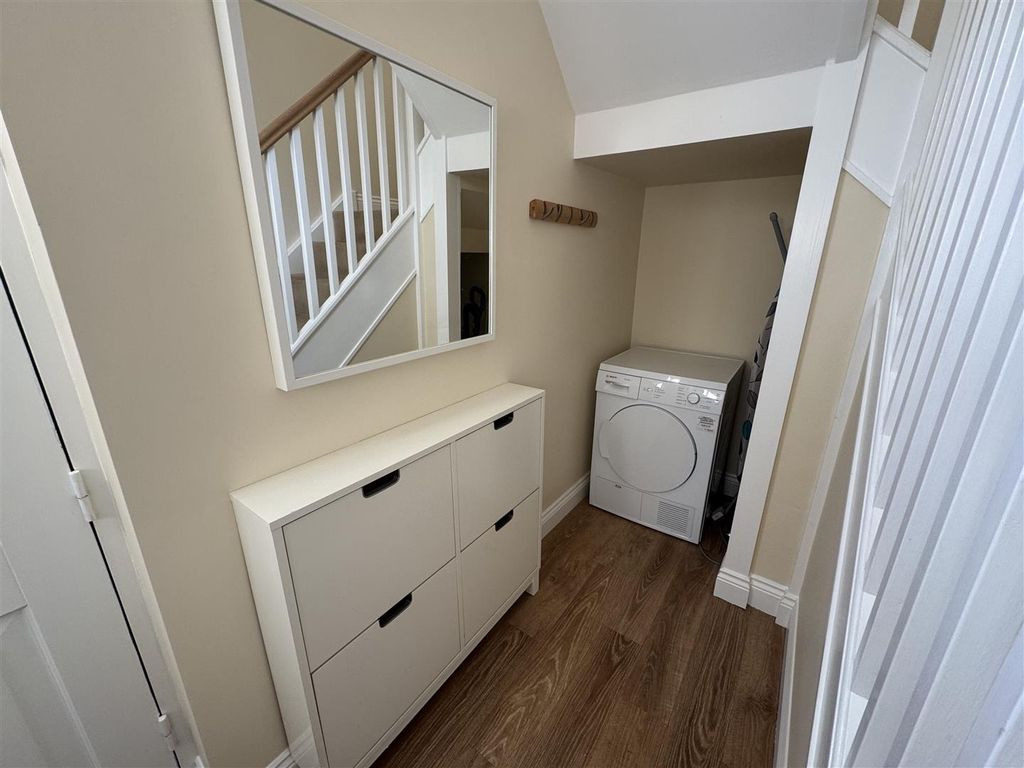 Property photo 3 of 18 Entrance Hall