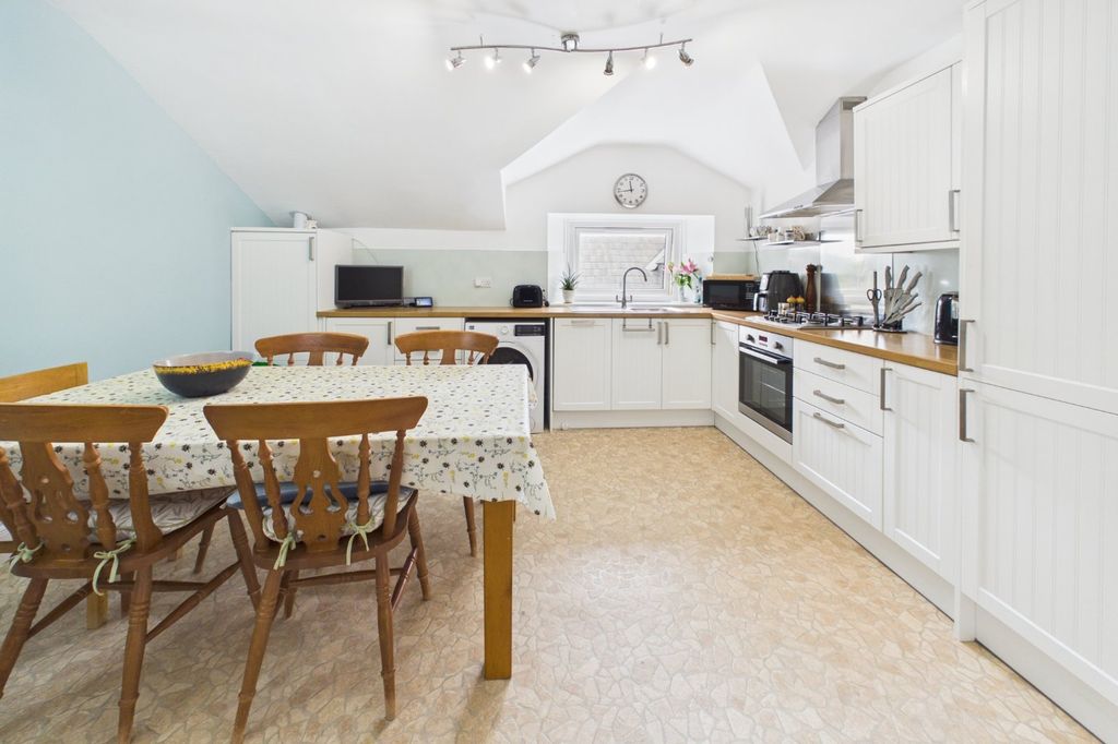 Property photo 2 of 11 Kitchen/Dining Room