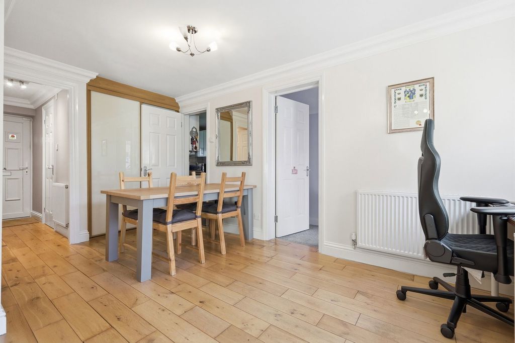 2 bed flat for saleCalvert Drive, Basildon SS13 photo 3