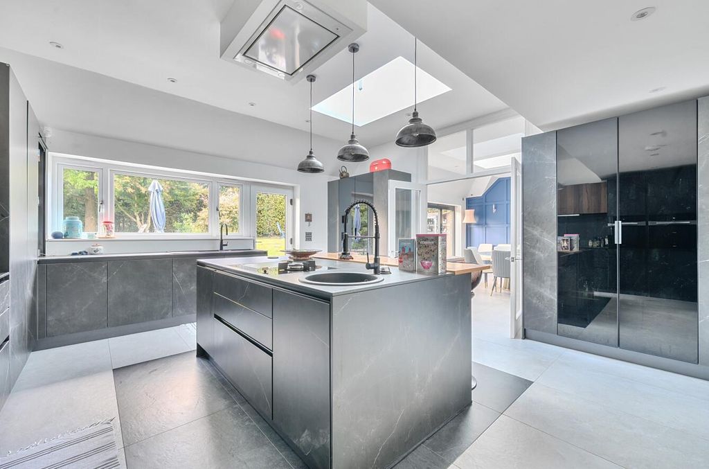 Property photo 3 of 20 Image