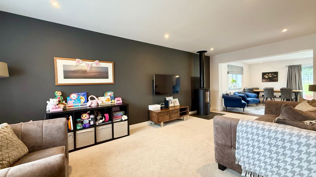 Property photo 3 of 17 Lounge