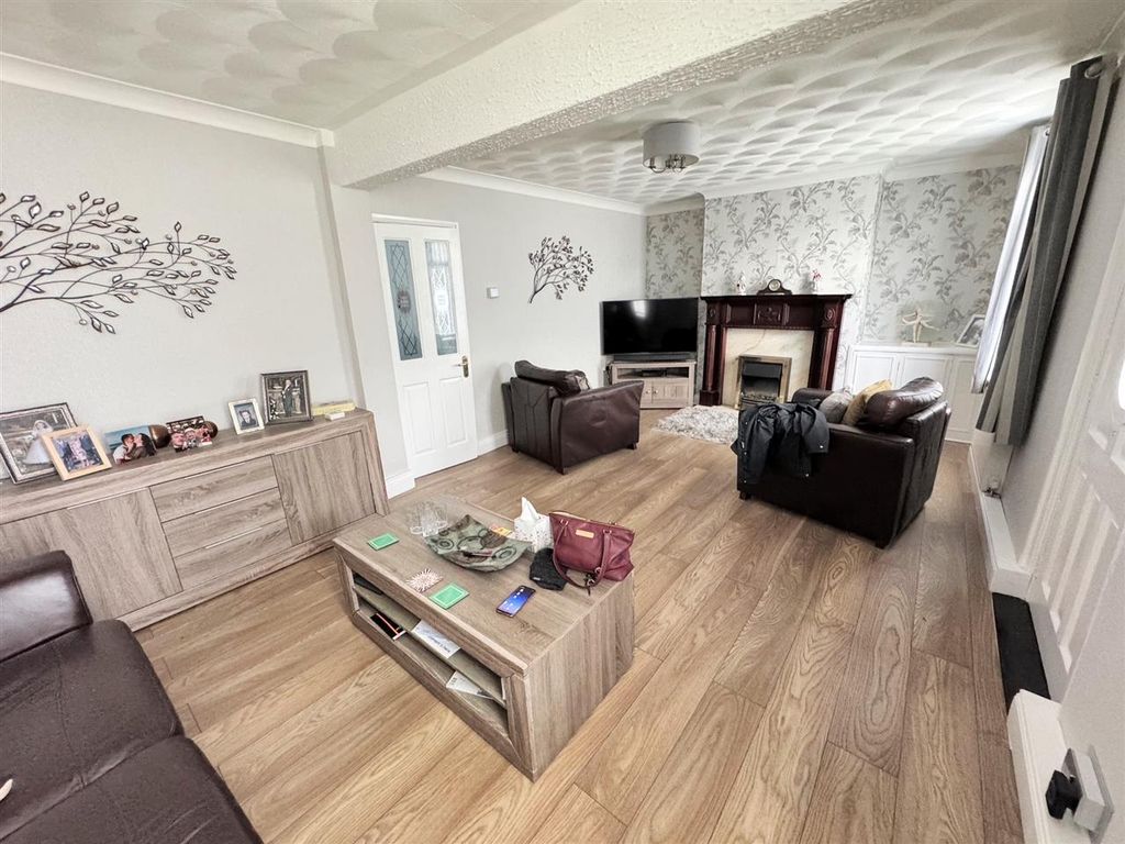 Property photo 2 of 15 Lounge